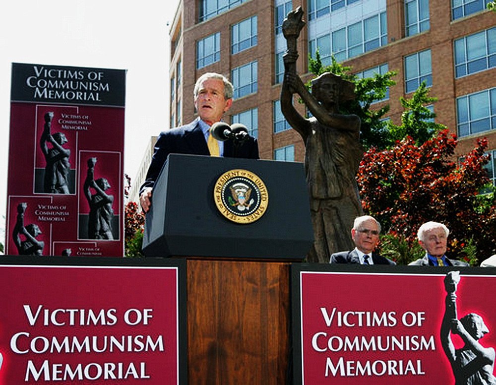 Местом тусовок «Недель порабощённых наций» стал «мемориал памяти жертв коммунизма» (на заднем плане). Иногда в них участвовали президенты, как здесь – Джордж Буш-младший, в 2007-м году