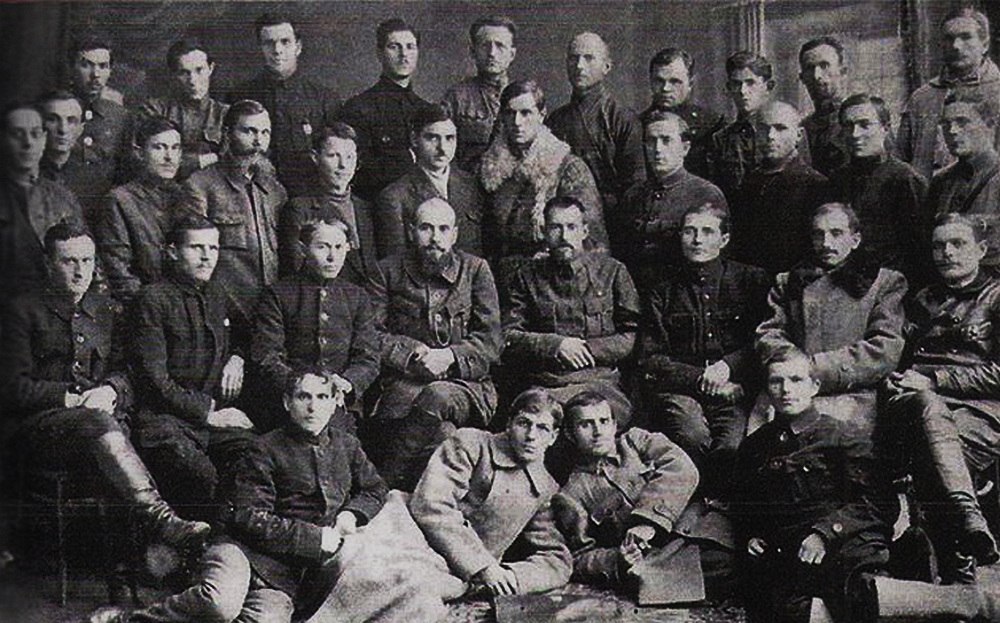 Д.Н. Медведев (верхний ряд, 4-й слева) на совещании начальников отделов губЧК. Город Бахмут. 1921 г.