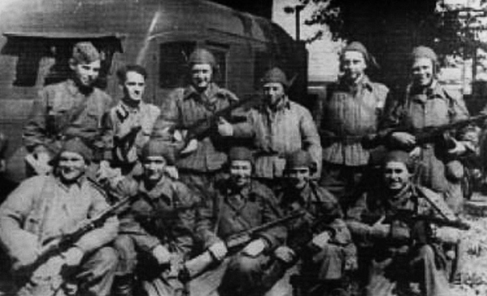 Группа бойцов отряда «Победители» перед заброской в немецкий тыл.