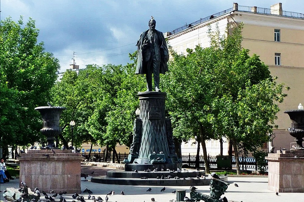 Памятник В.Г. Шухову на Сретенском бульваре в Москве