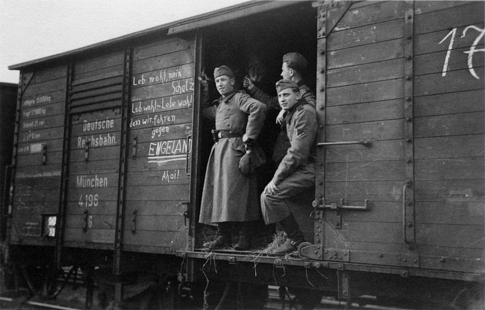 Немецкие солдаты в железнодорожном вагоне