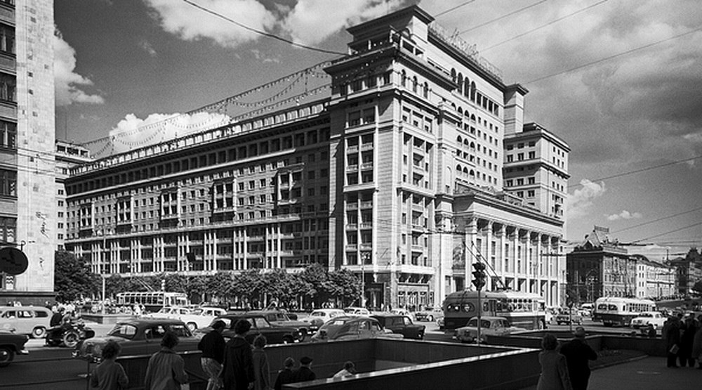 Центральный штаб партизанского движения размещался в Москве в гостинице «Москва». Здесь послевоенное фото здания, в 1942-м его фотографировать было, безусловно, запрещено