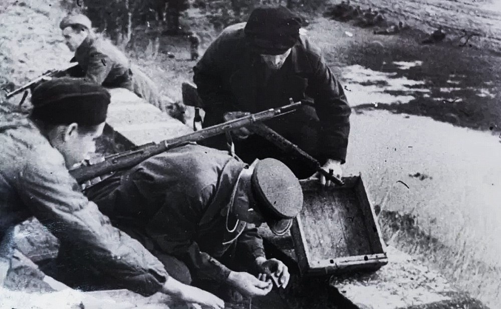 Партизаны минируют мост. БССР, осень 1943 года