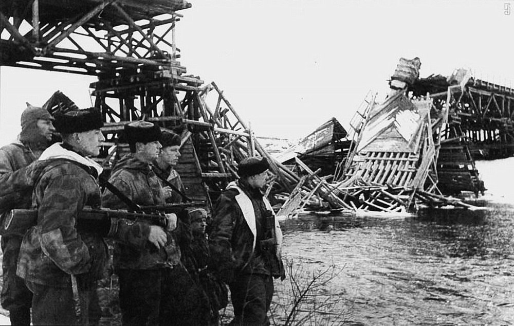 Группа подрывников у взорванного ими моста на Украине, который был подорван в момент прохождения по нему вражеской техники. Январь 1944 г., операция «Зимний концерт»