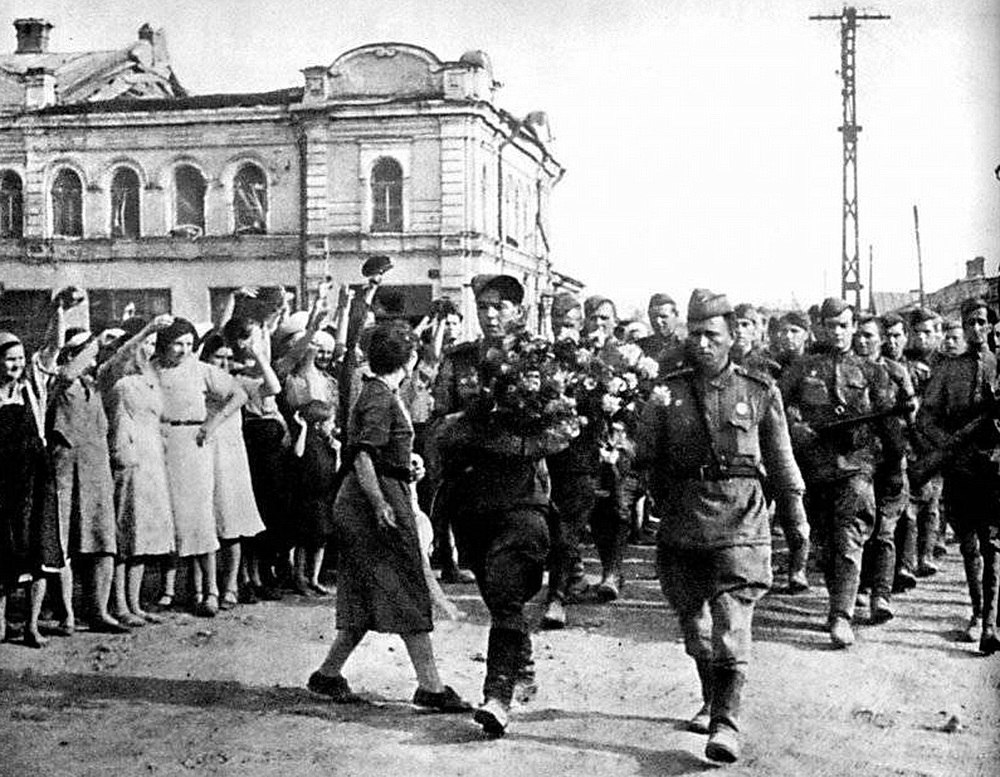 Жители Орла встречают советских воинов-освободителей 