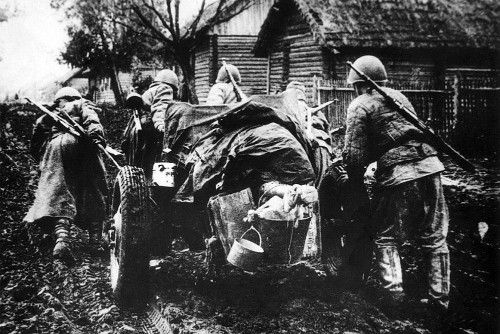 «Дороги Смоленщины» – так назвал этот снимок фронтовой фотограф. Война – это тяжкий солдатский труд. 