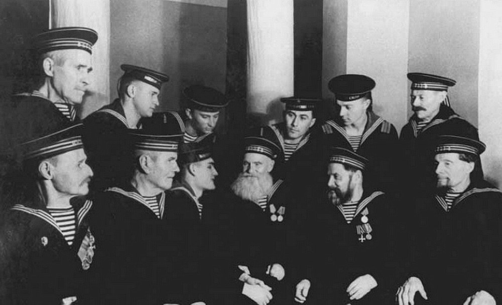 Ветераны «Варяга», награждённые медалями «За отвагу», с молодыми моряками. Москва, 1954 г.
