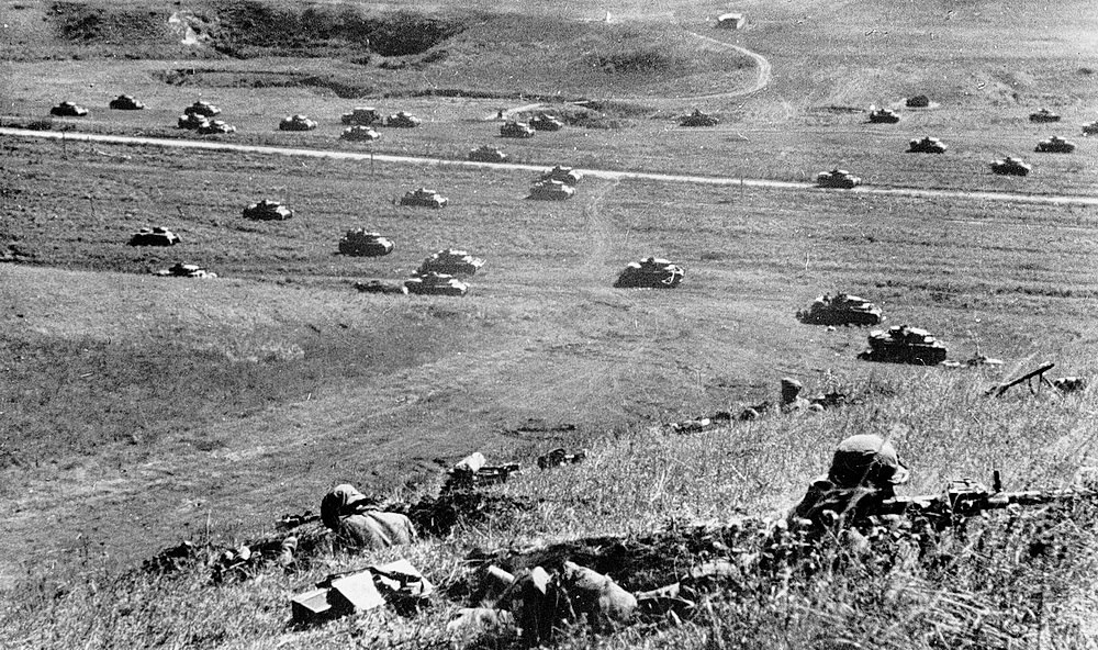 Немецкие танки в боевом порядке в горной долине на Кавказе.