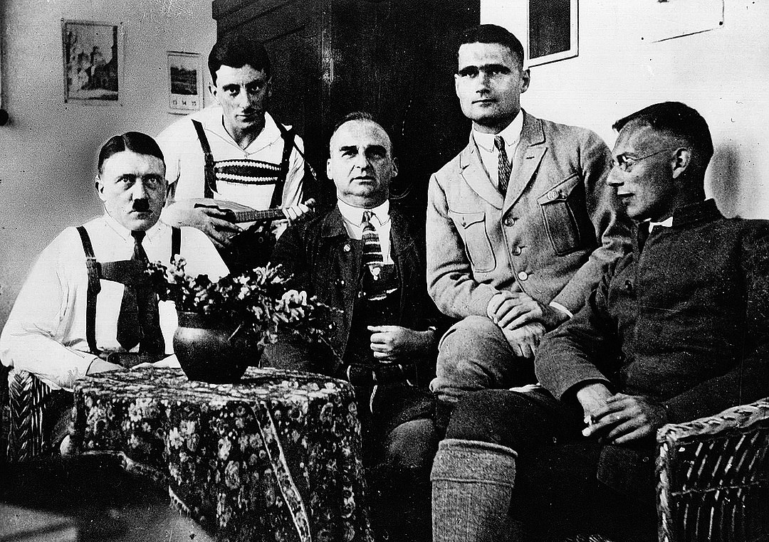 Нацисты, участвовавшие в «Пивном путче»: Адольф Гитлер, отъевшийся на тюремных харчах, Эмиль Морис, Герман Крибель, Рудольф Гесс, редактор книги «Майн кампф», и Фридрих Вебер