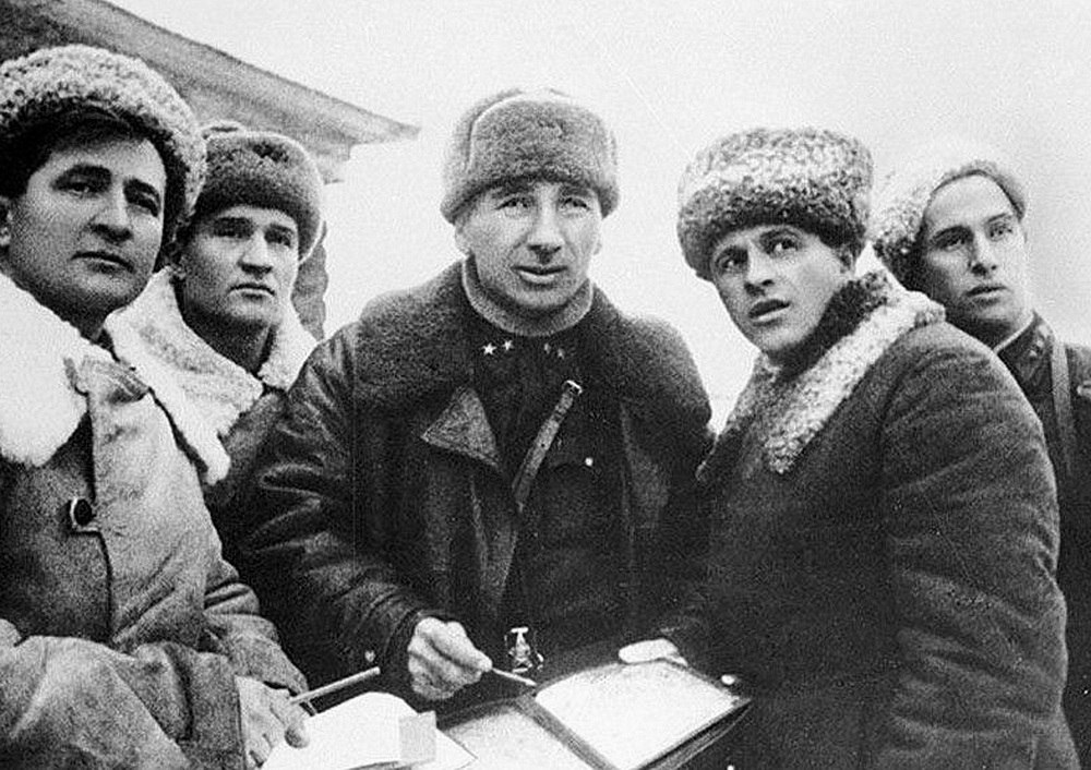Кавалеристы, генерал-майоры И.А. Плиев (в центре), и справа от него – Л.М. Доватор, во время Битвы за Москву. Декабрь 1941 г. 