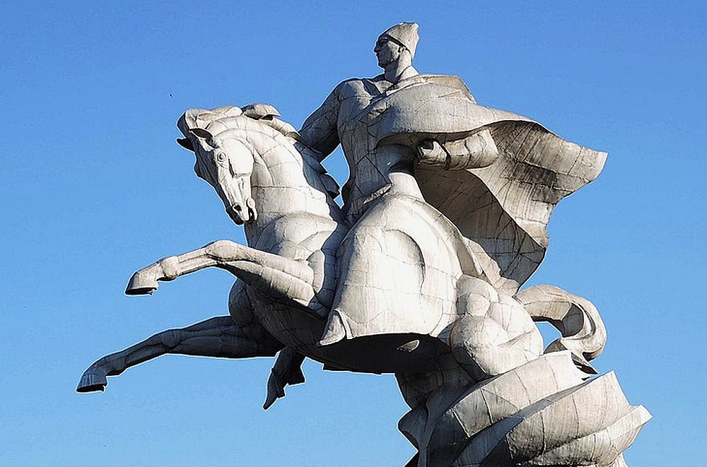 Памятник генералу Плиеву во Владикавказе. Верхняя часть монумента