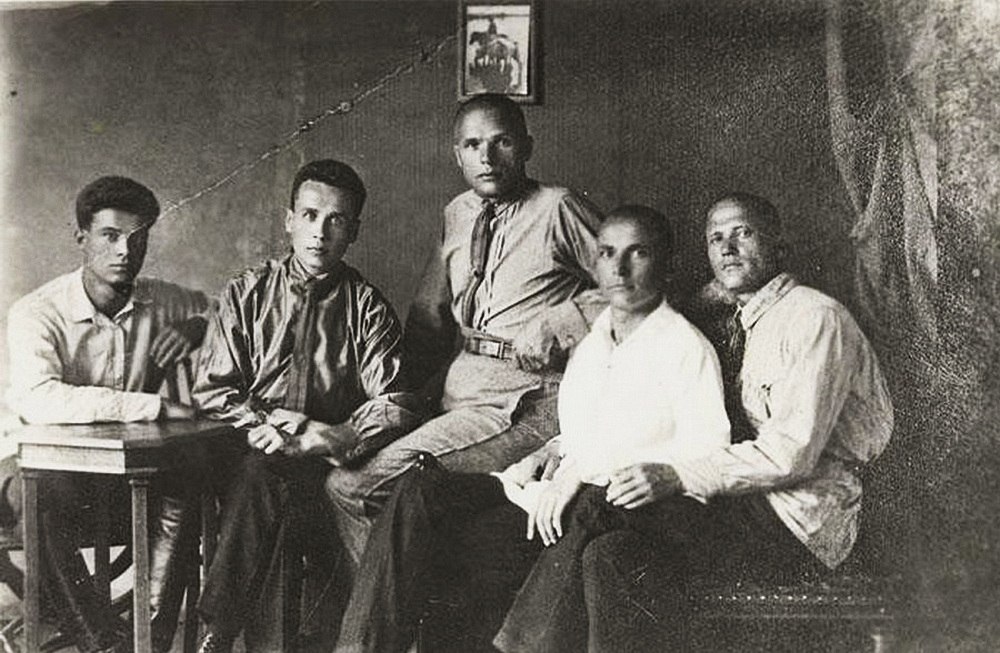 Начало инженерного пути. М.И. Кошкин (второй слева) на ленинградском танковом заводе