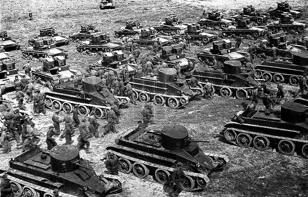 «БТ-2» и «Т-26» перед наступлением. Фото Аркадия Шайхета. В боевых условиях эти танки, которыми были наводнены войска, оказались несостоятельны