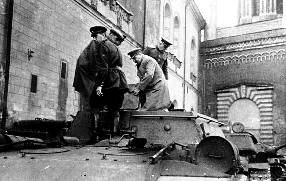 Смотр бронетехники в Кремле. Сталин лично опускался в башню танка Т-34. Кадр фотохроники. 