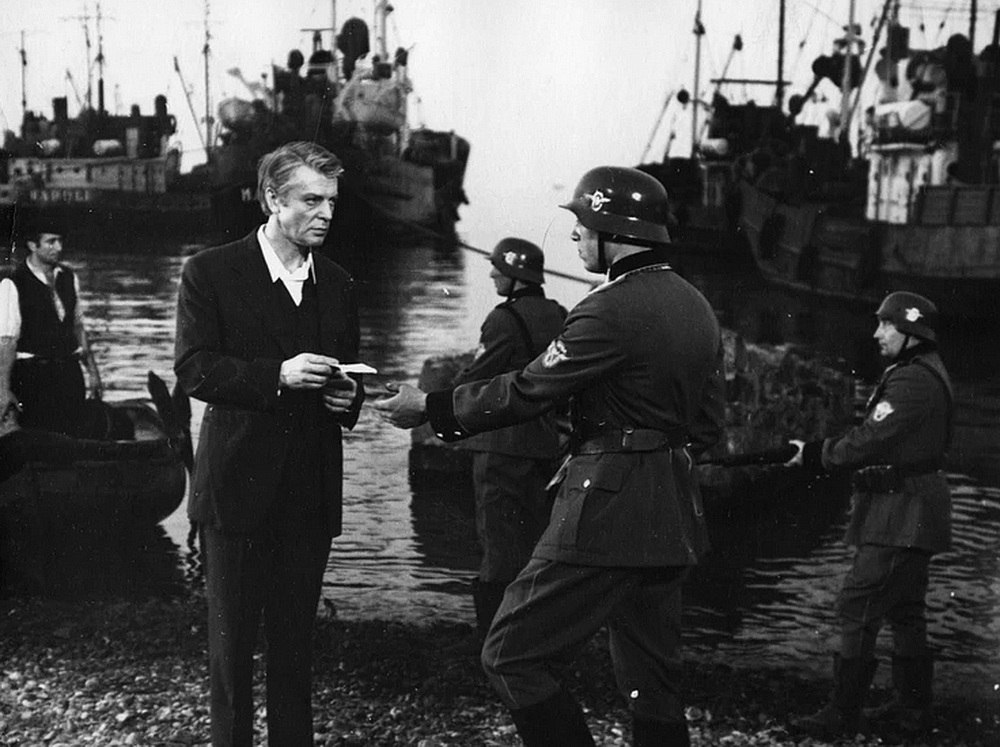 Арест Маневича гитлеровцами после его высадки близ Гаэты. Кадр из фильма «Земля, до востребования»