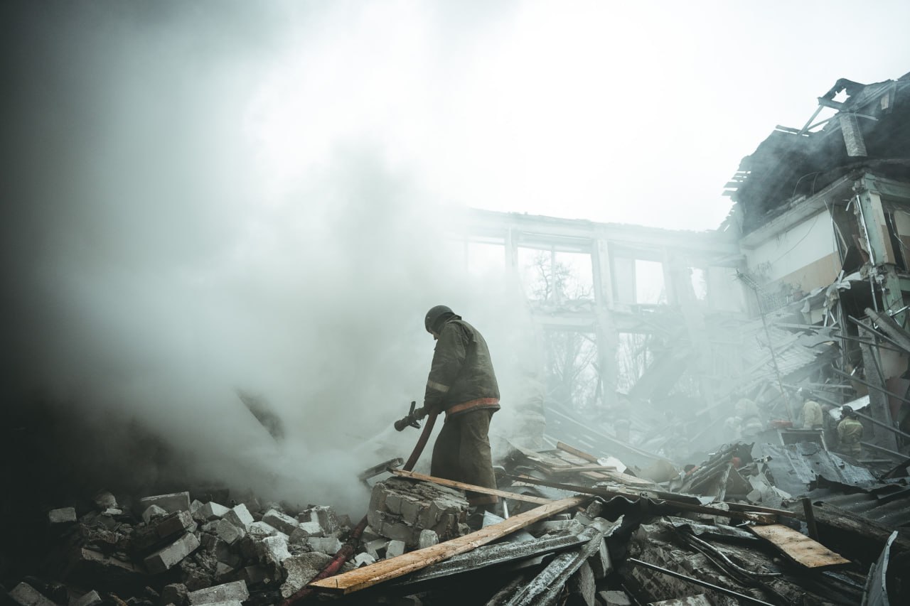 Пожарный МЧС ДНР во время спасательных работ на месте удара украинской артиллерии по Калининскому району Донецка. 16 января 2023 г.