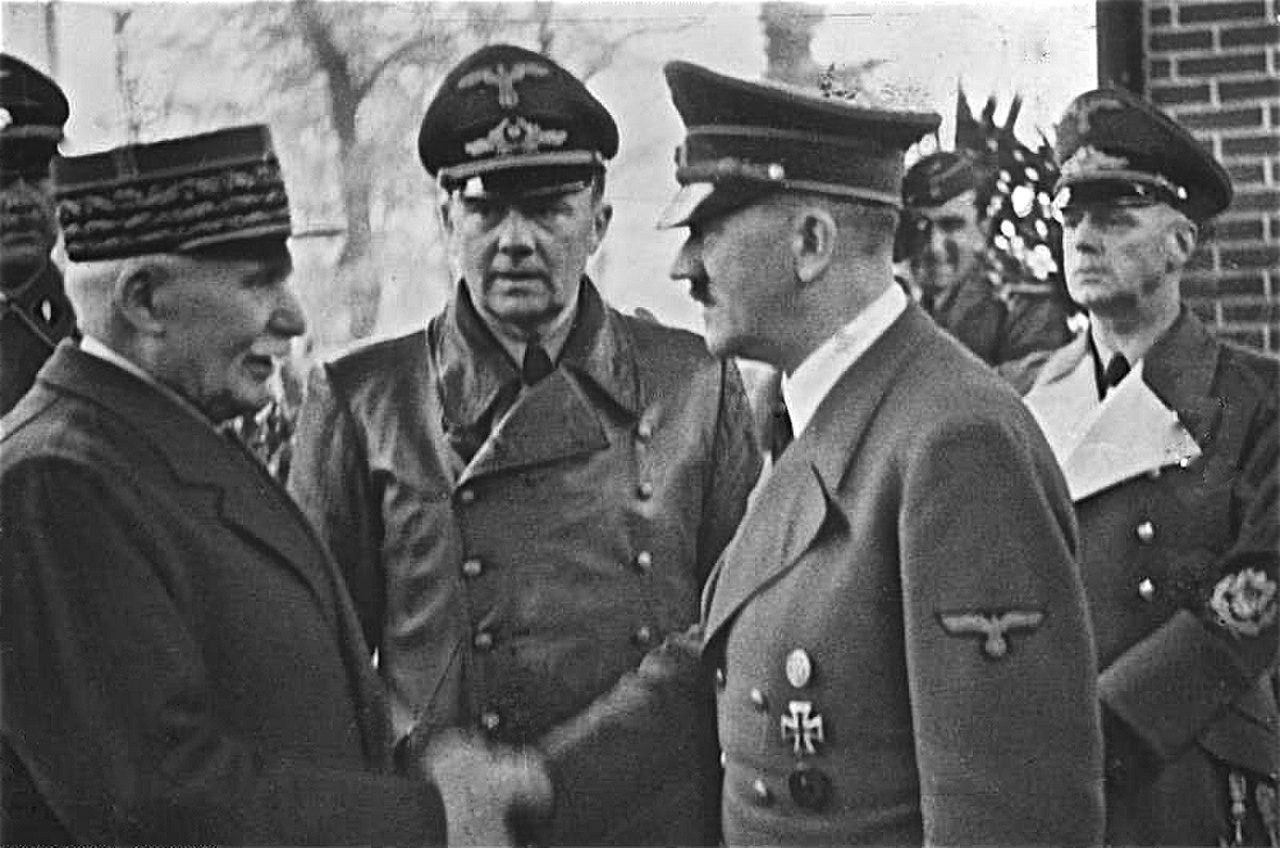 Лидер французского коллаборационистского «режима Виши» маршал Филипп Петен приветствует Адольфа Гитлера в октябре 1940 года / Bundesarchiv 