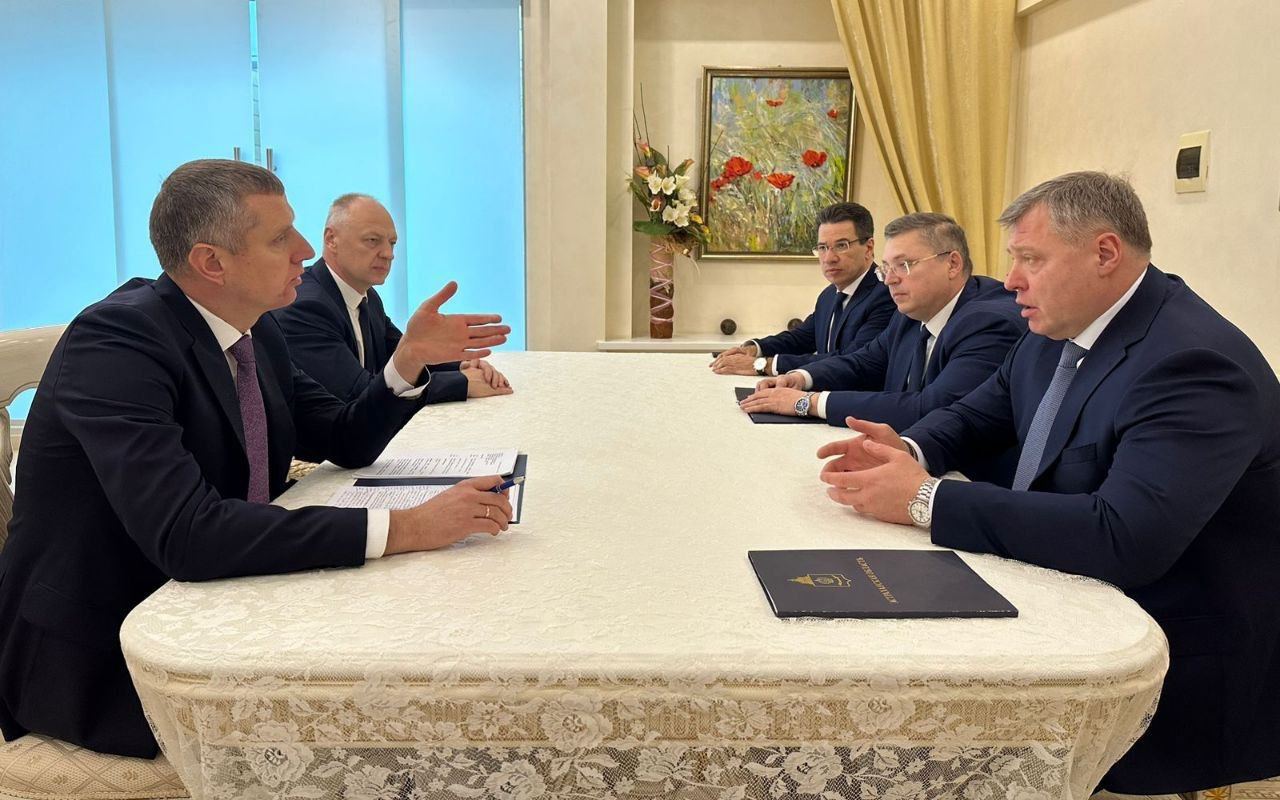 Дмитрий Крутой постоянно передвигается по России, на фото он ведёт переговоры с руководством Астраханской области. Источник: Посольство Белоруссии в РФ