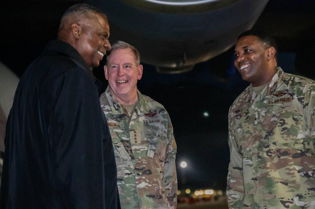 Генералы ВВС США Д.Хекер и О.Джонс возрадовались министру обороны США Л.Остину, прибывшему на авиабазу Рамштайн 18.03.2024 /Пентагон 