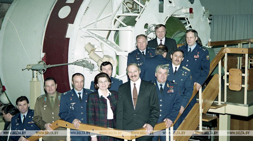 Лукашенко в 1996 году в Центре подготовки космонавтов. По бокам стоят Валентина Терешкова (её родители – белорусы) и Пётр Климук (выходец из БССР). Источник: БелТА