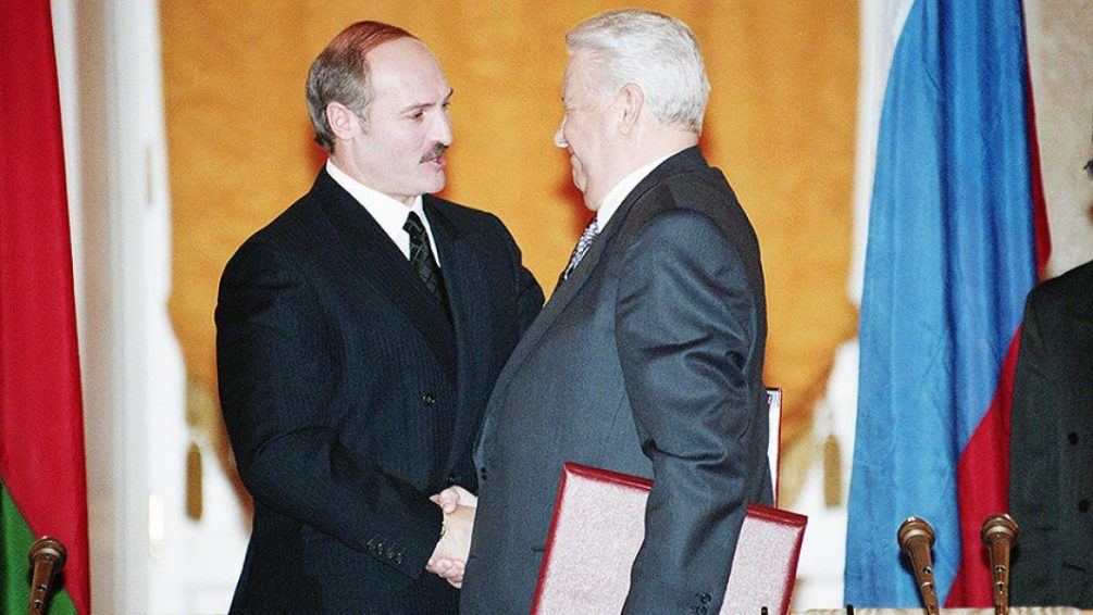 Александр Лукашенко и Борис Ельцин после подписания Договора о Союзе Белоруссии и России 2 апреля 1997 года 