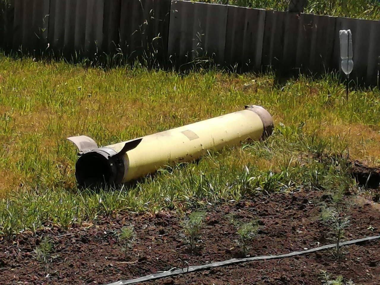 Ракетный двигатель от американского боеприпаса M30 GMLRS в огороде посёлка Майский на окраине Белгорода / «Военный осведомитель» 