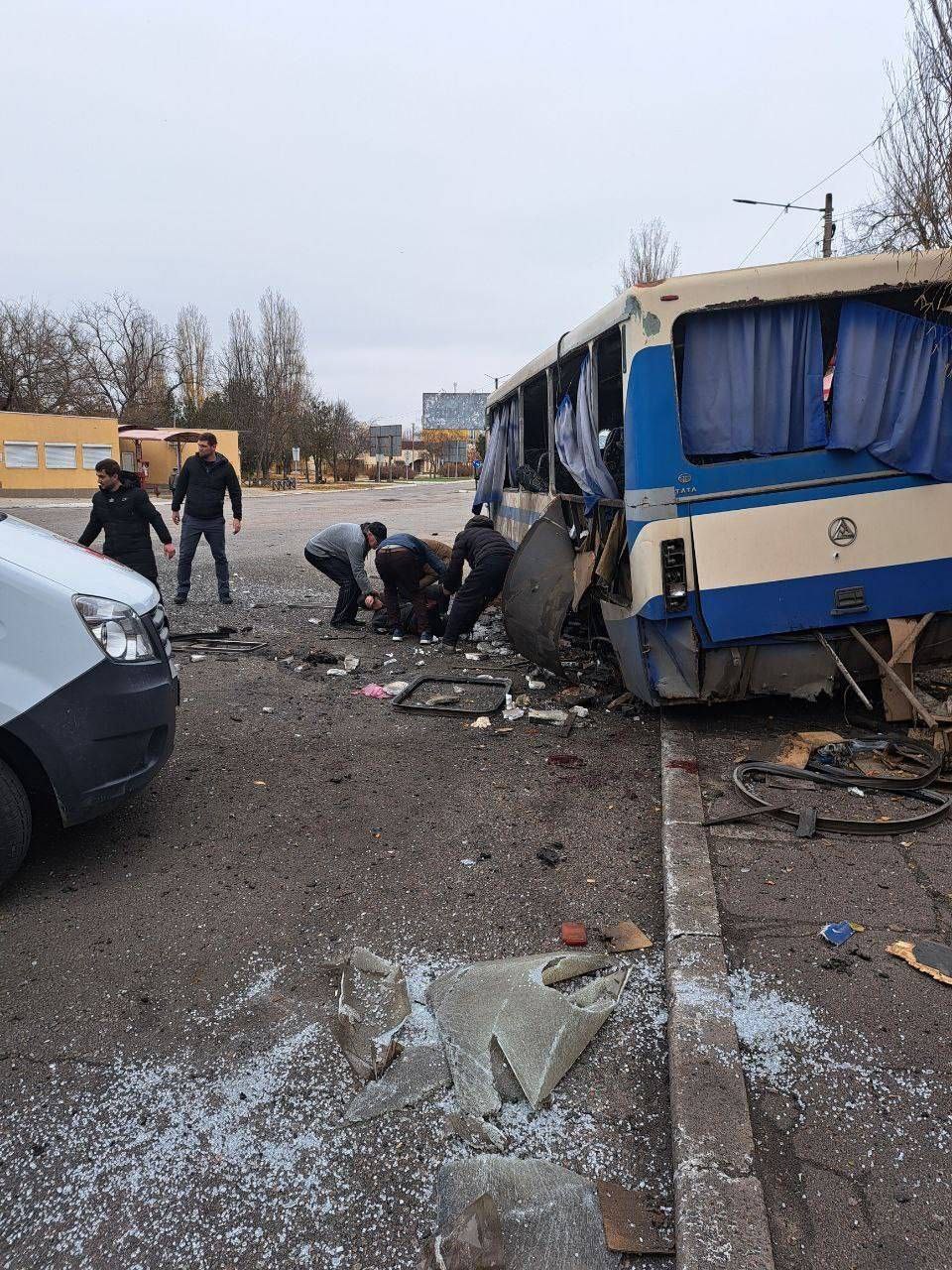 Пассажирский автобус на останове Новой Каховки после обстрела 26.11.2024 / Телеграм-канал В.Сальдо