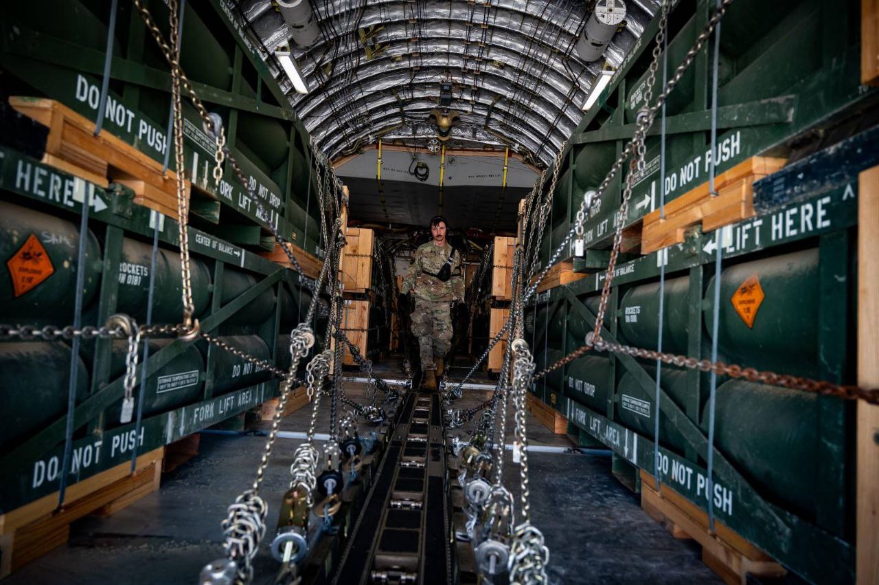 Загрузка боеприпасов для ВСУ в C-17 Globemaster III на базе ВВС США Макгуайр-Дикс-Лейкхерст / Пентагон