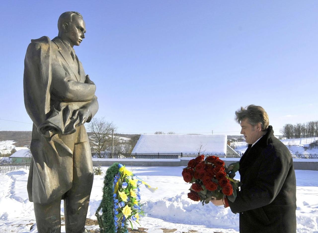 Виктор Ющенко несёт букет к памятнику Бандере. К слову, с момента провозглашения независимости Украины до госпереворота на Западной Украине появились около 40 памятников этому нацисту