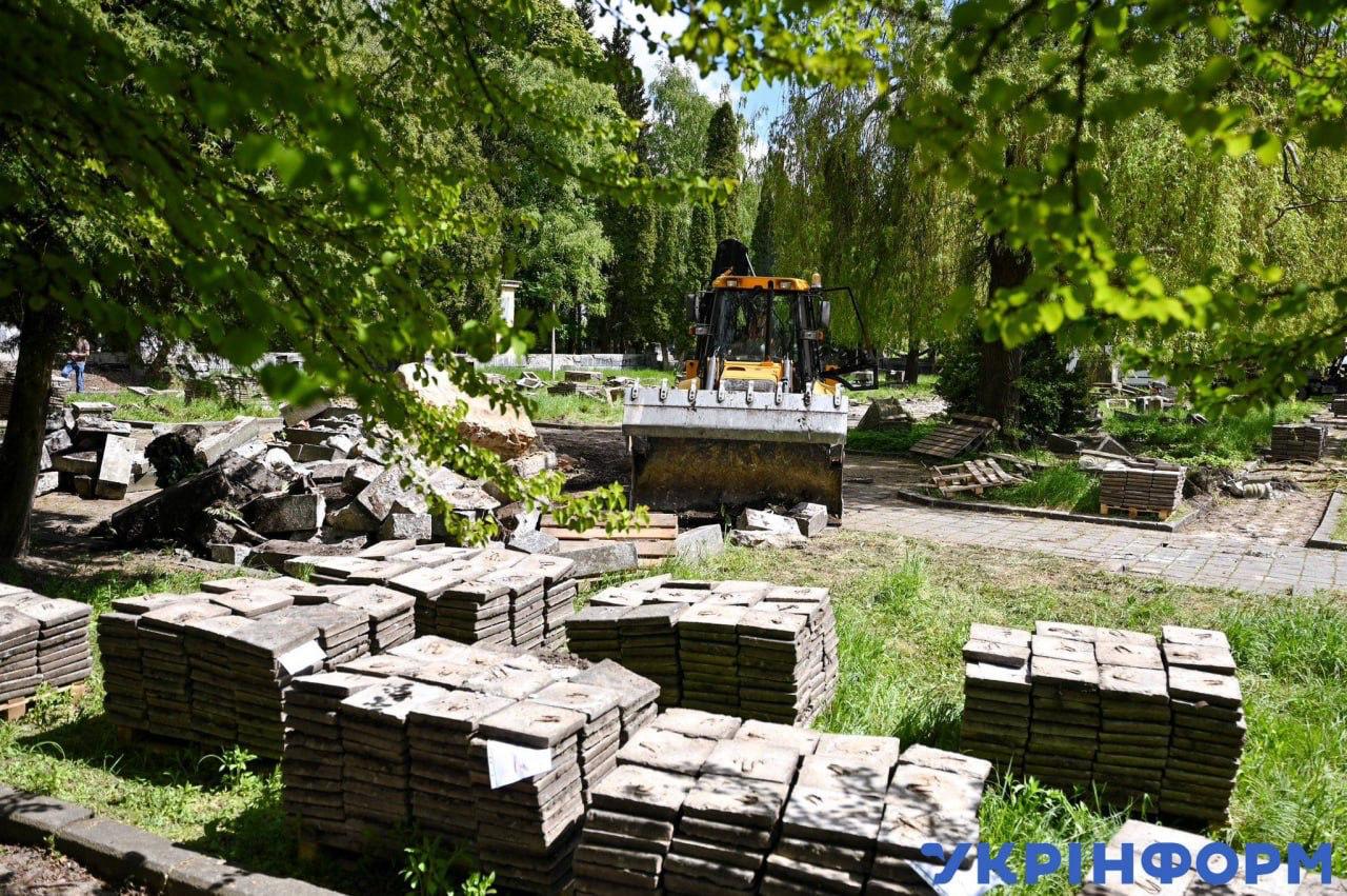 Во Львове – очередной акт вандализма, намеренно приуроченный к 80-летию Великой Победы СССР над гитлеровской Германией – городские власти приступили к демонтажу мемориального комплекса «Холм Славы» 