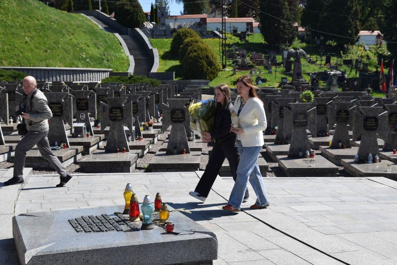 Тот же Львов. Здесь чтут УПА* и дивизию СС «Галичина», на фото – памятная плита неизвестному ССовцу