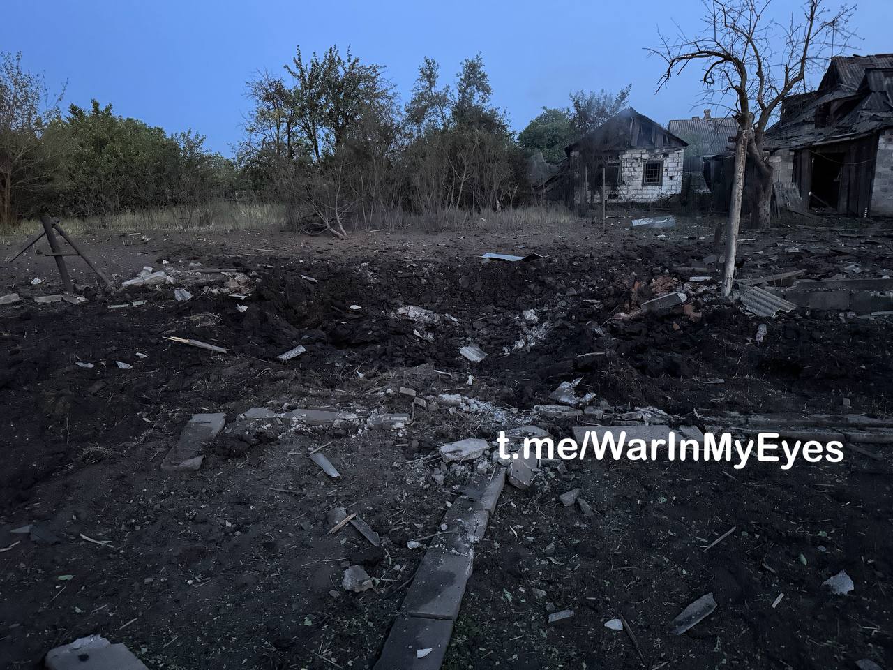 Последствия обстрела посёлка Старомихайловка в Кировском районе Донецка.