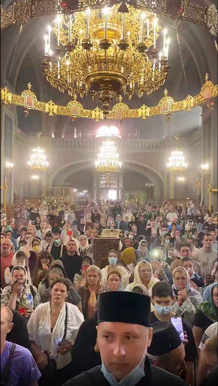 Подпись. Благодарственный молебен прихожан УПЦ в соборе, который они не дали захватить псевдоцеркви ПЦУ