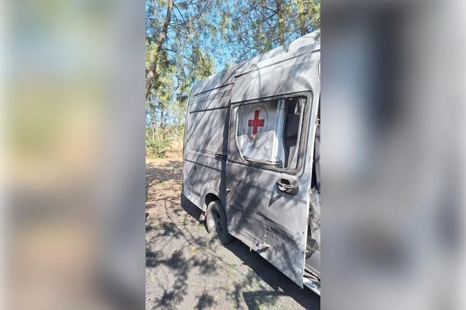 Карета скорой помощи, атакованная дронами ВСУ на территории Горностаевской центральной районной больницы.