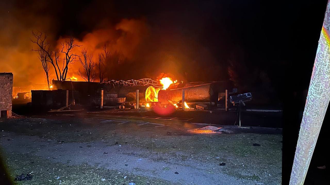 Последствия падения осколков украинского БПЛА на нефтебазу в Луганске.