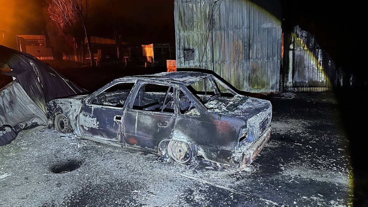 Последствия падения осколков украинского БПЛА на нефтебазу в Луганске.