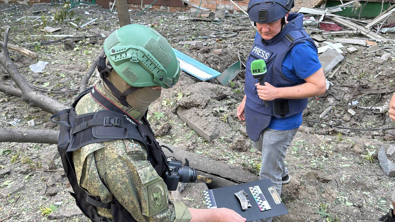 Последствия обстрела ВСУ улицы Университетской в центре Донецка.