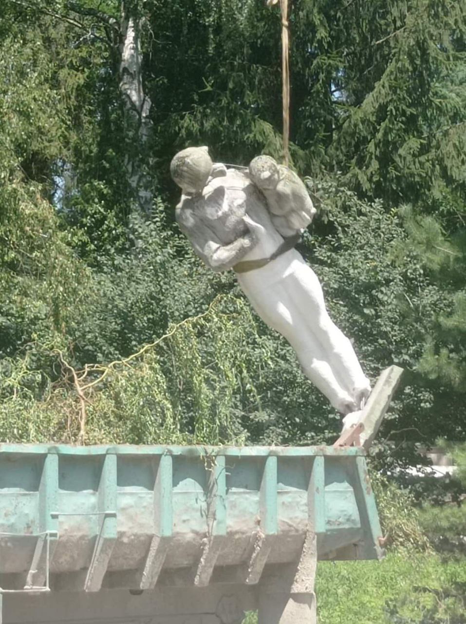 Вблизи Ивано-Франковска демонтирован памятник советскому солдату, которого ныне считают «оккупантом». Ну да, «пили бы баварское». Но это не точно.