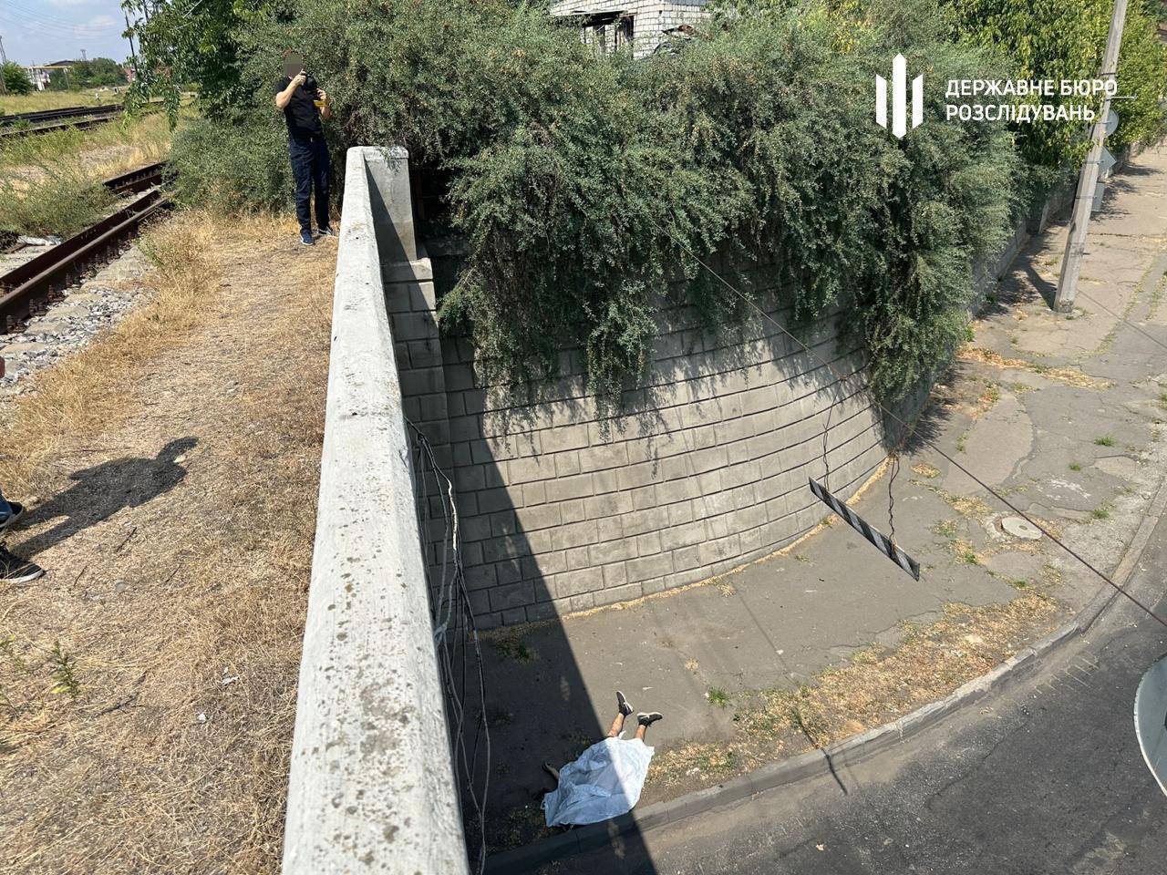 Кстати, на фото один такой «сознательный гражданин» в Николаеве, которому «вежливые военкомы» предложили отправиться на фронт. Он так «торопился» попасть на медкомиссию, что спрыгнул с моста и погиб.