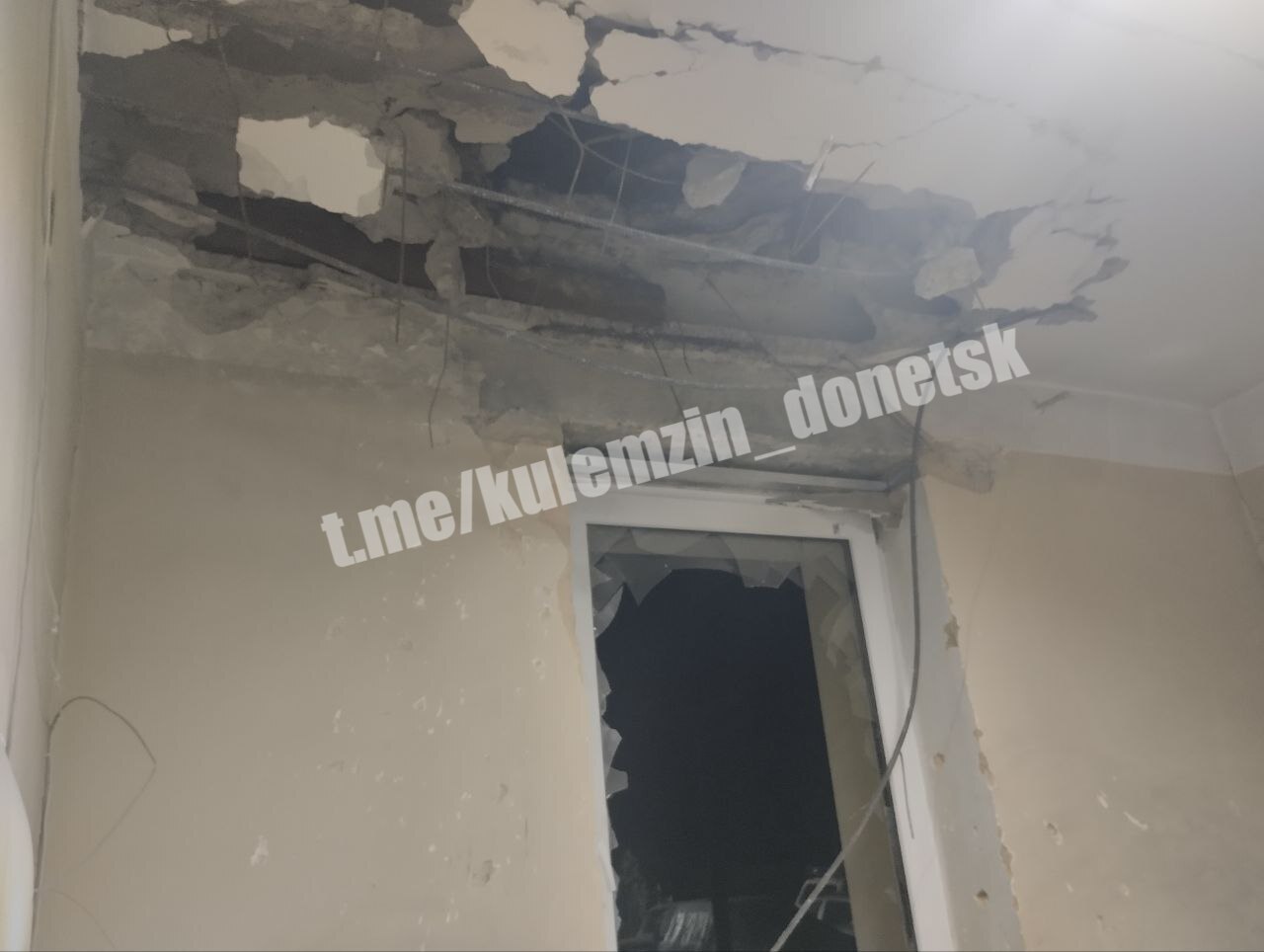 Результат обстрела со стороны ВСУ здания института РАНИМИ по улице Челюскинцев в Киевском районе Донецка.