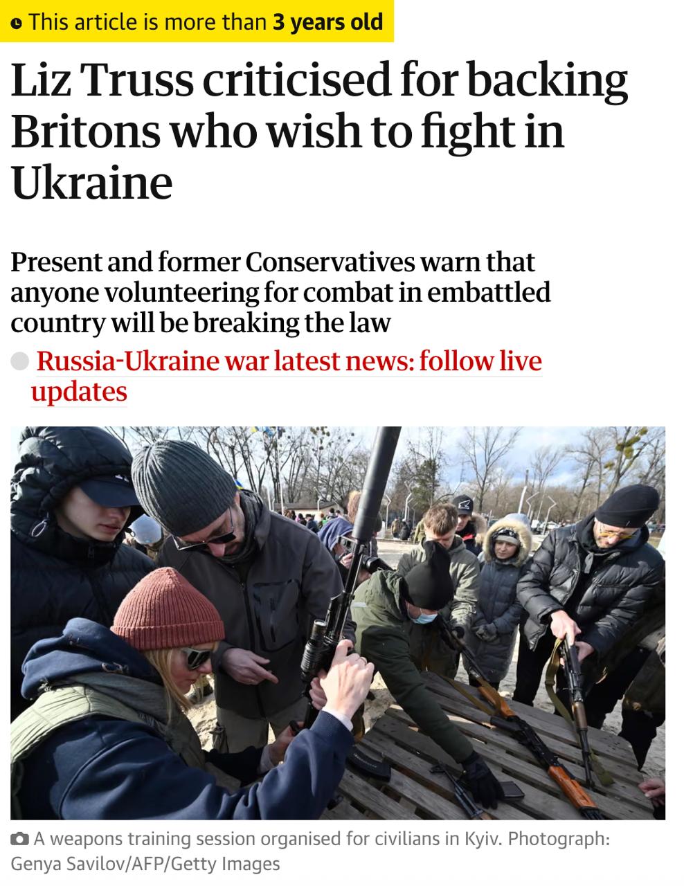 А «Гардиан» сопровождала призывы духоподъёмными снимками, призванными внушить британцам мысль, что даже гражданские на Украине готовы сей момент отправиться на войну с Россией. Как и многое другое, это оказалось ложью