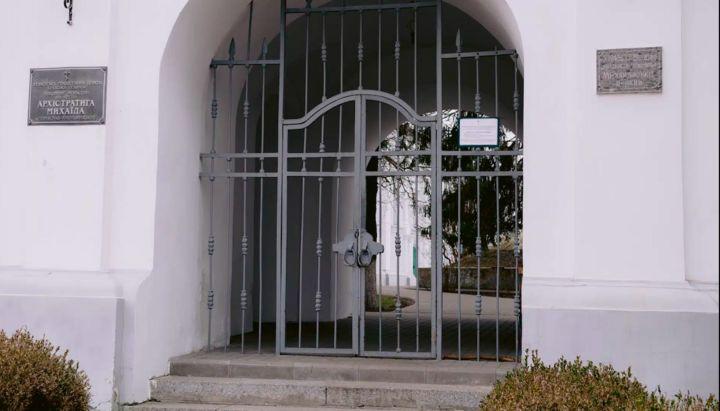 Закрытые ворота захваченного храма св. Архистратига Михаила