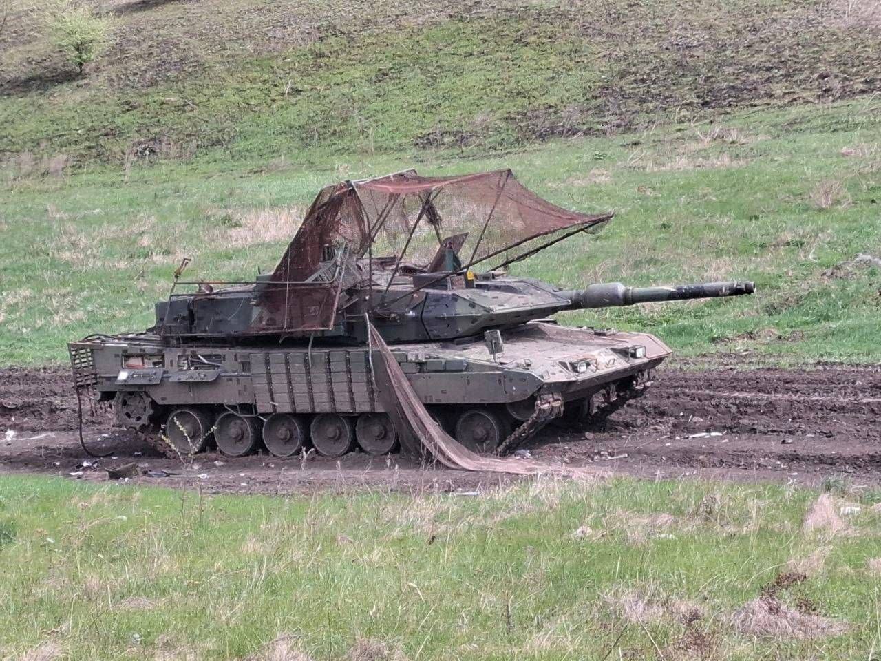 Танк Strv 122 шведского производства отслужил ВСУ в селе Беловоды Сумской области