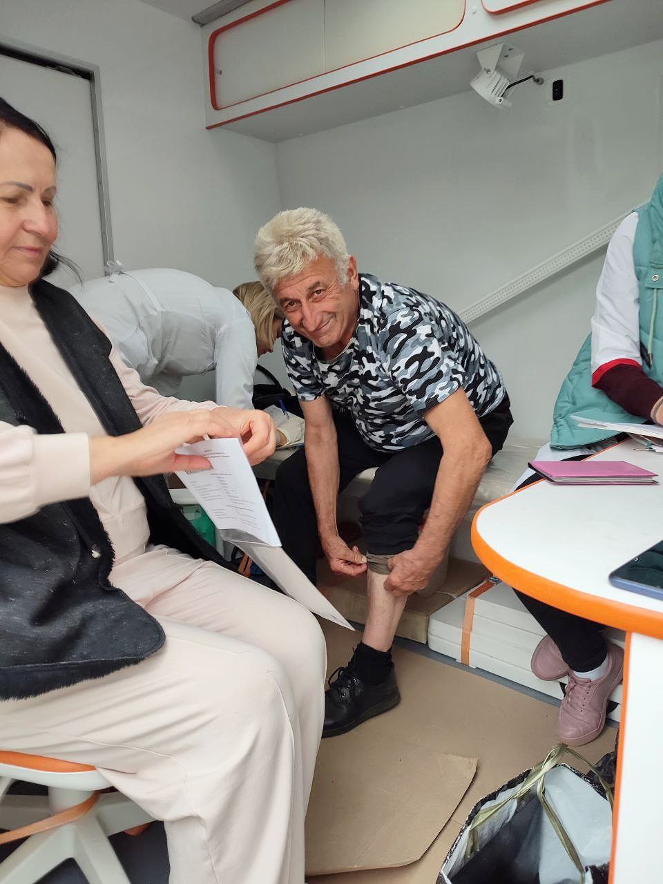 Местные жители недавно освобождённых посёлков ДНР получают медицинскую помощь