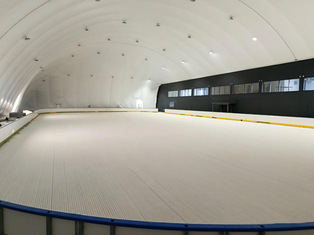 Построенный ледовый комплекс в Мариуполе