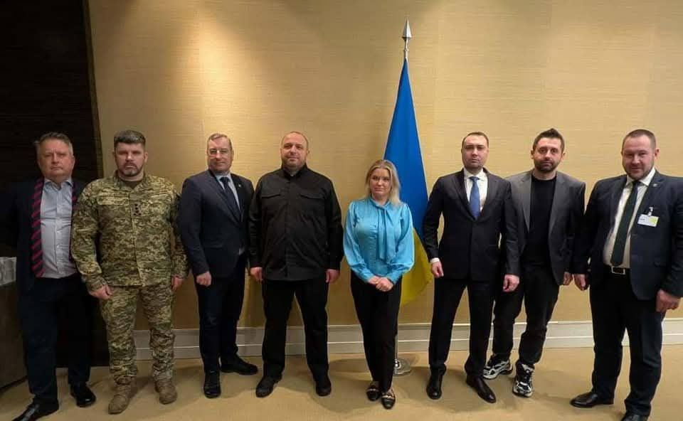 Вот он – «цвет нации». Невооружённым глазом видно, что лепили на коленке, фото некоторых деятелей режима просто вырезаны из других…