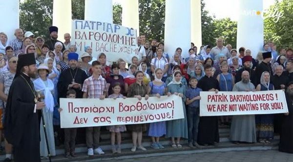 В Измаиле верные собрались на ступенях Покровского собора