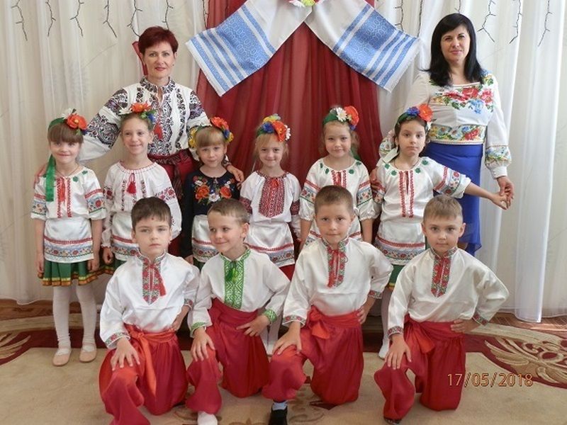 Традиционная праздничная одежда в детсадах Западной Украины
