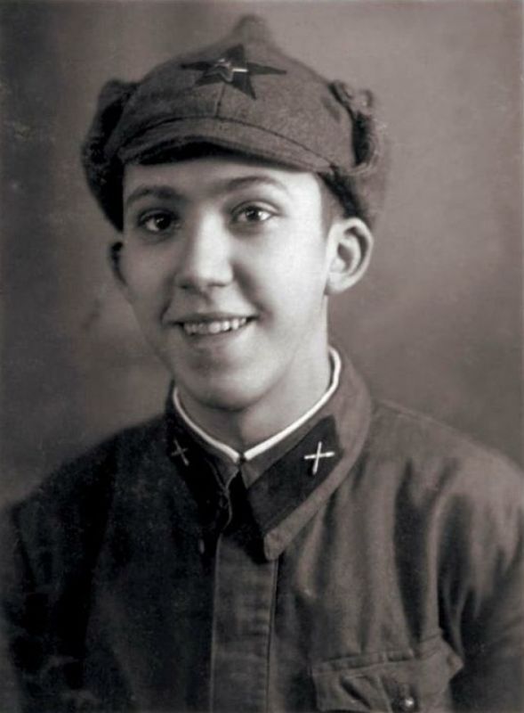 Юрий Никулин был призван в армию в 18 лет – в 1939 году