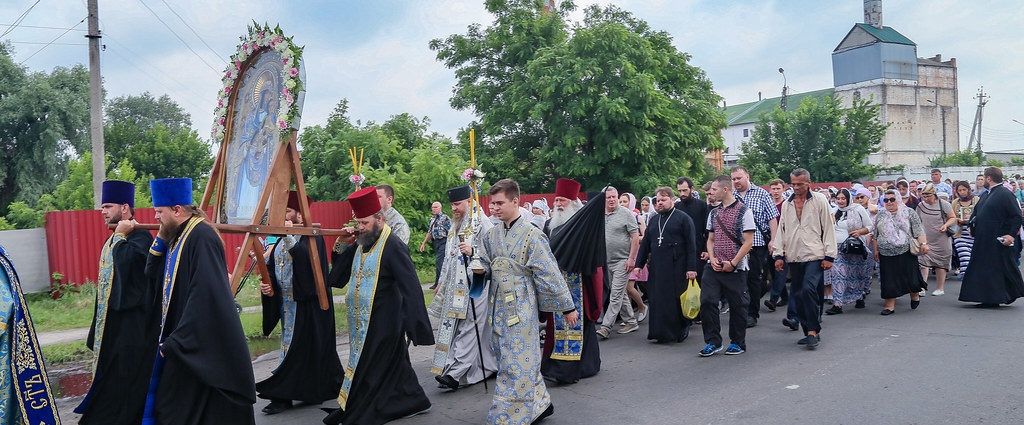 Крестный ход в г. Изюм состоит из двух частей